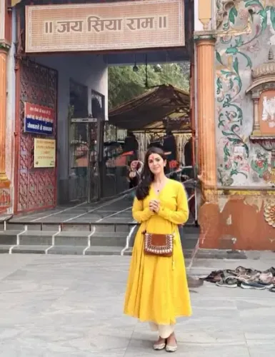 हनुमान जन्मोत्सव पर शिवनगरी काशी पहुंचीं निमरत कौर, संकट मोचन के किए दर्शन