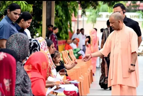 योगी आदित्यनाथ का निर्देश: हर पात्र का बनवाएं आयुष्मान कार्ड, गोरखपुर जनता दर्शन में 200 लोगों से मिले