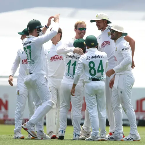Harmer's 6-16 fires South Africa to 176-run win, No. 1 Test ranking