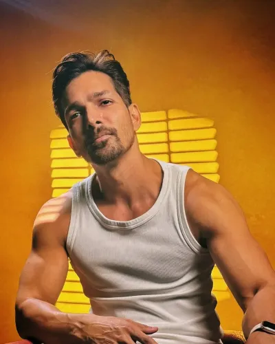 Harshvardhan Rane Shares His Affection for Giraffes and a Toe Injury