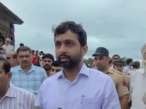 क्या यमुना नदी में बाढ़ के दौरान लकड़ी निकालने गया युवक लापता हो गया?