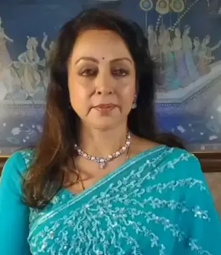 What Happened After Hema Malini and Esha Deol Were Spotted at Dharmendra’s Cremation?