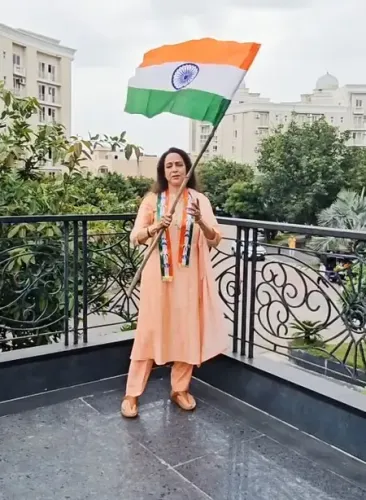 हेमा मालिनी का देशभक्ति भरा अंदाज, 'वंदे मातरम्' की गूंज के साथ लहराया तिरंगा