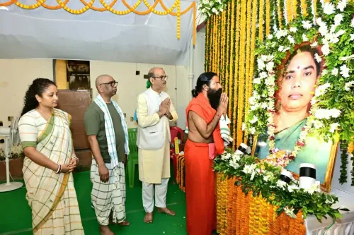 हेमंत सोरेन की माँ रूपी सोरेन के संस्कार भोज में स्वामी रामदेव सहित हजारों लोग पहुँचे नेमरा