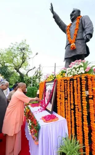 हेमवती नंदन बहुगुणा की पुण्यतिथि पर योगी आदित्यनाथ और पुष्कर सिंह धामी ने दी श्रद्धांजलि