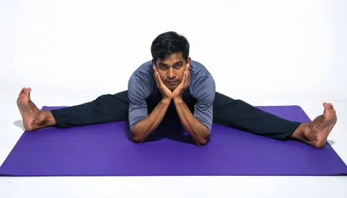 उपविष्ठ कोणासन: हर्निया से बचाव, साइटिका दर्द और मासिक धर्म में राहत देने वाला योगासन