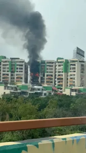 गाजियाबाद: इंदिरापुरम की 'गौर ग्रीन एवेन्यू' सोसायटी में भीषण आग, दमकल की कई गाड़ियाँ मौके पर तैनात