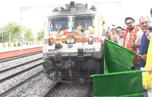 ऊना के अंब अंदौरा से कोलकाता तक सीधी ट्रेन शुरू, अनुराग ठाकुर ने दिखाई हरी झंडी