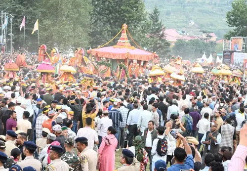 क्या हिमाचल प्रदेश में राज्यपाल शिव प्रताप शुक्ला ने 300 देवी-देवताओं के बीच कुल्लू दशहरा उत्सव का शुभारंभ किया?