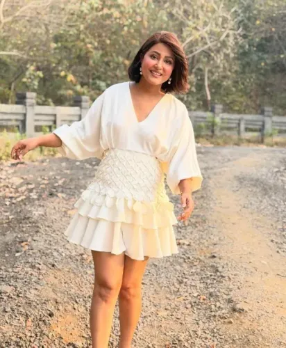 Hina Khan turns golden hour into a photoshoot after failing to find 'anti-delulu pills'