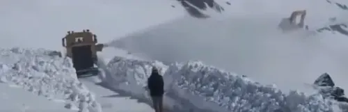 जम्मू-कश्मीर: बर्फबारी और भूस्खलन के बाद 22 वाहनों का सफल बचाव अभियान