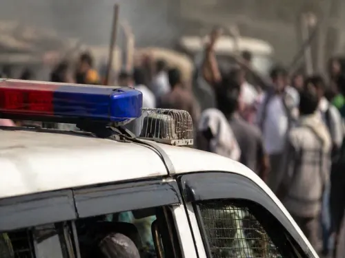 पूर्वी चंपारण में अतिक्रमण हटाओ अभियान पर भड़की हिंसा, पुलिस पर पथराव — चौकीदार घायल