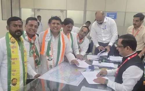 महाराष्ट्र: आकाश मोरे ने कांग्रेस, आरएसपी और वीबीए के संयुक्त उम्मीदवार के रूप में नामांकन भरा