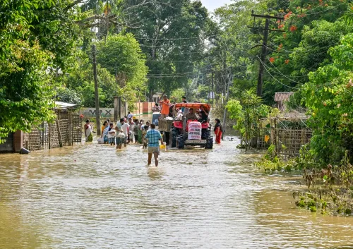 असम बाढ़: 80 मौतें, आठ जिलों में 2.12 लाख से अधिक प्रभावित; धनसिरी नदी का जलस्तर खतरे के निशान पर