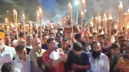 ढाका में हजारों हिंदुओं का मशाल मार्च, गाइबांधा में भगवान राम की तस्वीर के कथित अपमान के विरोध में उठी आवाज़
