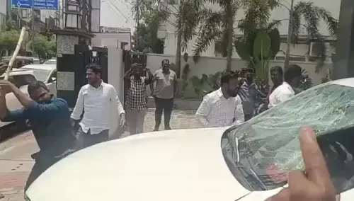 करीमनगर में BRS विधायक के कार्यालय पर BJP कार्यकर्ताओं का हमला, पाडी कौशिक रेड्डी की कार में तोड़फोड़