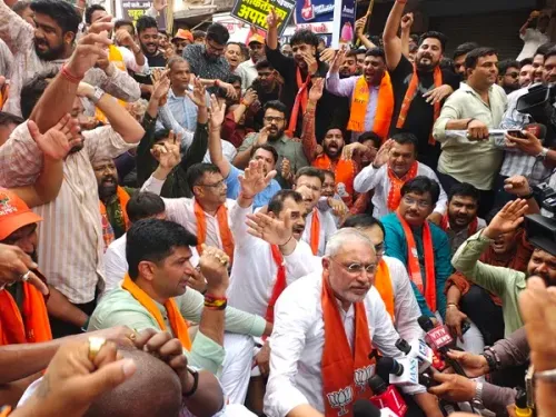 नीट पेपर लीक: अहमदाबाद में भाजपा का कांग्रेस मुख्यालय के बाहर जवाबी प्रदर्शन, 2,000 पुलिसकर्मी तैनात