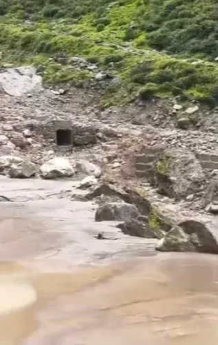 चारधाम यात्रा रोकी गई: उत्तराखंड में भूस्खलन और भारी बारिश का कहर, IMD का ऑरेंज अलर्ट