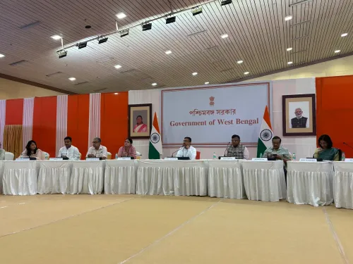तारातला गोदाम हादसा: CM सुवेंदु अधिकारी ने 16 मृतकों के परिवारों को ₹10-10 लाख के चेक सौंपे