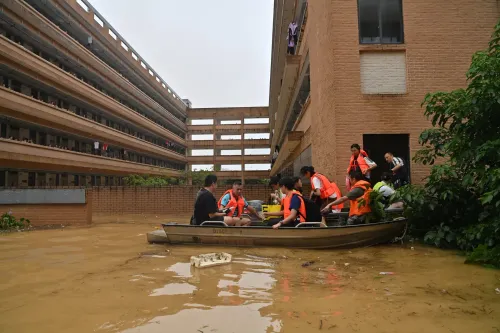 चीन में टाइफून बावी का कहर, कई इलाकों में भारी बारिश और बाढ़ का खतरा, येलो अलर्ट जारी