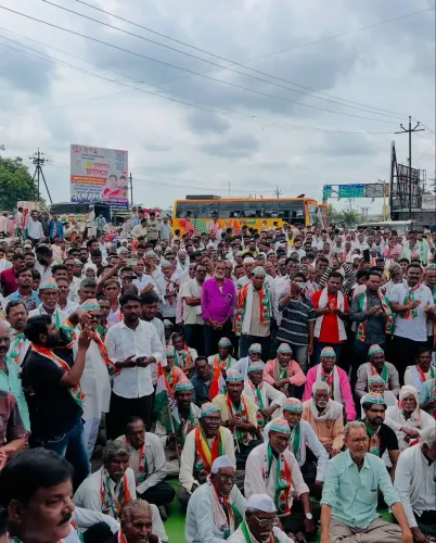 क्या कांग्रेस ने बाढ़ प्रभावित किसानों के लिए सहायता की मांग को लेकर प्रदर्शन किया?