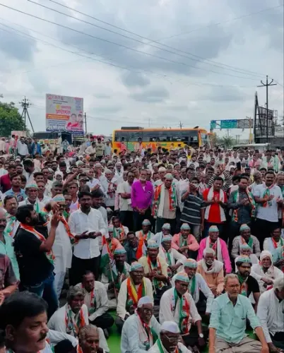 महाराष्ट्र: कांग्रेस ने बाढ़ प्रभावित किसानों के लिए सहायता की मांग को लेकर किया प्रदर्शन