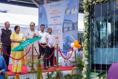 दिल्ली की मुख्यमंत्री रेखा गुप्ता ने 200 नई ई-बसों को रवाना किया