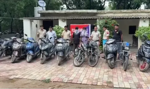 दिल्ली पुलिस ने अंतरराज्यीय वाहन चोर गिरोह दबोचा, 11 चोरी की बाइक और ऑटो-रिक्शा बरामद