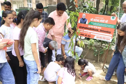 गोल मार्केट में एनडीएमसी उपाध्यक्ष कुलजीत सिंह चहल ने किया पौधारोपण, 'एक पेड़ मां के नाम' अभियान का 32वां सप्ताह