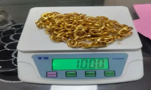 मुंबई एयरपोर्ट से सोना तस्करी गिरोह का भंडाफोड़: डीआरआई ने 9 गिरफ्तार किए, 15 किग्रा सोना जब्त