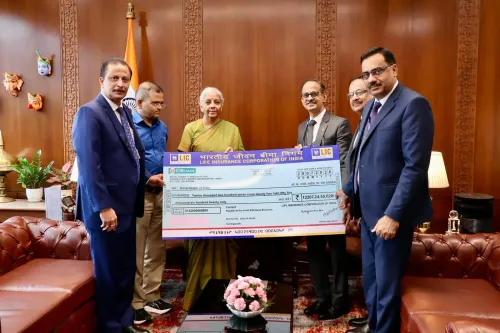 LIC ने वित्त मंत्री निर्मला सीतारमण को सौंपा ₹12,207 करोड़ का डिविडेंड चेक, PSB का शुद्ध मुनाफा रिकॉर्ड ₹1.98 लाख करोड़