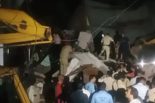 क्या इंदौर के विजय नगर में इमारत के ढहने से 14 लोग घायल हुए?