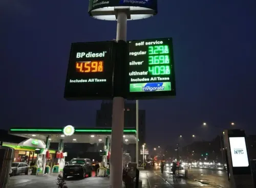 अमेरिका में गैसोलीन की कीमतों में वृद्धि पर विवाद, डेमोक्रेट्स ने ट्रंप की नीतियों की आलोचना की