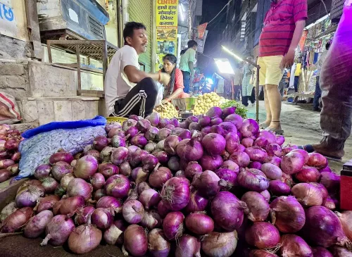 प्याज की कीमतों पर सरकार की पैनी नजर, 307.37 लाख मीट्रिक टन उत्पादन और बफर स्टॉक से आपूर्ति सुनिश्चित