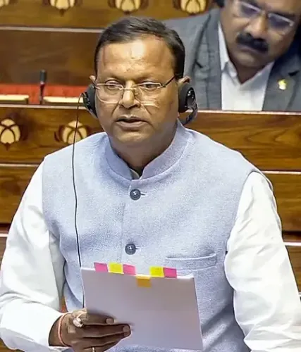 सरकार बैंकों, बीमा कंपनियों और म्यूचुअल फंड में पड़े 73,000 करोड़ रुपए के अनक्लेम्ड फंड लौटाने के प्रयासों को तेज कर रही है: मंत्री