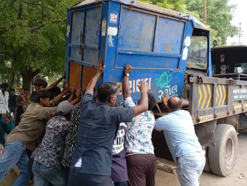 अहमदाबाद AMC का 15 दिवसीय अतिक्रमण अभियान: 708 हाथगाड़ियाँ हटाईं, ₹8.62 लाख जुर्माना वसूला