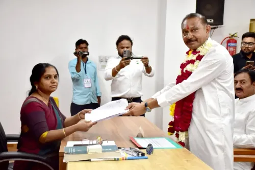 कांग्रेस के भृगुराज सिंह चौहान ने उमरेठ उपचुनाव में नामांकन किया