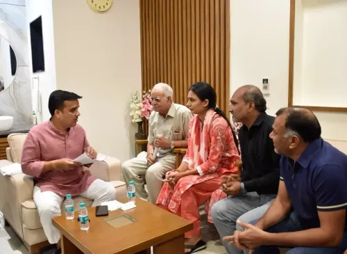 सूरत में हर्ष संघवी का 'जन संपर्क': नागरिकों की शिकायतें सुनीं, अधिकारियों को तत्काल समाधान के आदेश