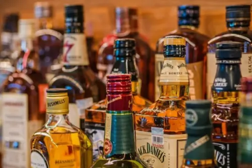 गुजरात: जामनगर-राजकोट हाईवे पर 1.39 करोड़ रुपए की शराब की खेप जब्त, ड्राइवर गिरफ्तार