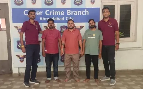 गुजरात साइबर क्राइम: APK फ्रॉड नेटवर्क का भंडाफोड़, झारखंड से तीन गिरफ्तार; ₹70 लाख की ठगी उजागर