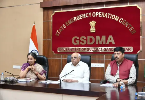 गुजरात में भारी बारिश: CM भूपेंद्र पटेल ने रात को SEOC का दौरा किया, 16,500 से अधिक लोग सुरक्षित स्थानों पर