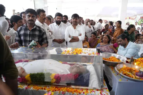 मुद्रगाडा पद्मनाभम के निधन पर बेटी क्रांति को पार्थिव शरीर छूने से रोका, किर्लामपुडी में तनाव