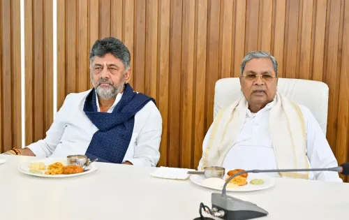 कर्नाटक नेतृत्व संकट: डीके शिवकुमार ने छुए सिद्धारमैया के पैर, 'कावेरी' में ब्रेकफास्ट मीटिंग से एकता का संदेश