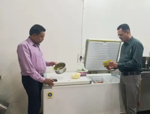 गुजरात में खाने के ठिकानों पर छापेमारी: 1.40 लाख रुपये का जुर्माना और 615 किलो खराब खाना नष्ट