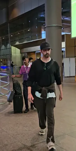 मुंबई लौटे ऋतिक रोशन, गर्लफ्रेंड सबा आजाद और बेटों संग मनाने गए थे वेकेशन