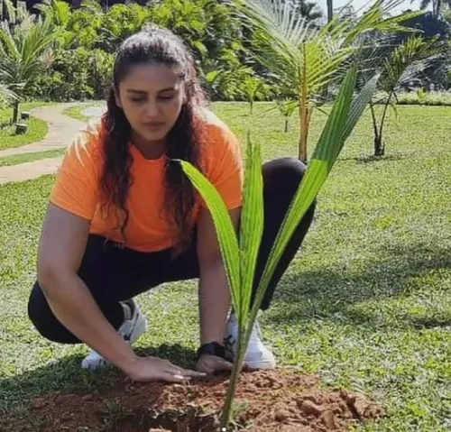 हुमा कुरैशी ने मां के नाम लगाया पेड़, बोलीं— 'असली ताकत शांत और देने वाली होती है'