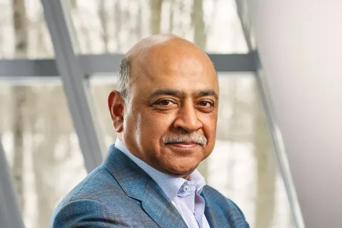 IBM के शेयर 25% धराशायी: सीईओ अरविंद कृष्णा ने माना — एआई इंफ्रास्ट्रक्चर खर्च का ट्रेंड भाँपने में चूके