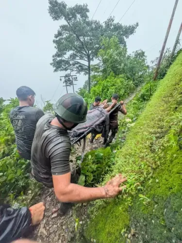 भारतीय सेना की व्हाइट नाइट कोर ने भूस्खलन के बाद वैष्णो देवी, कटरा में राहत अभियान चलाया