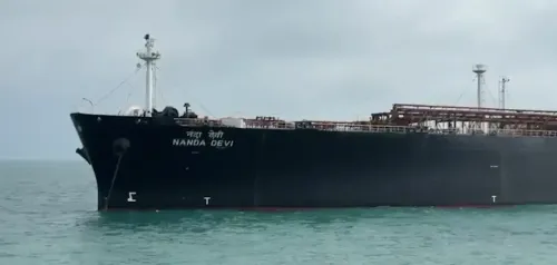 गुजरात के वडीनार बंदरगाह पर एलपीजी लेकर पहुंचा भारतीय जहाज 'नंदा देवी'