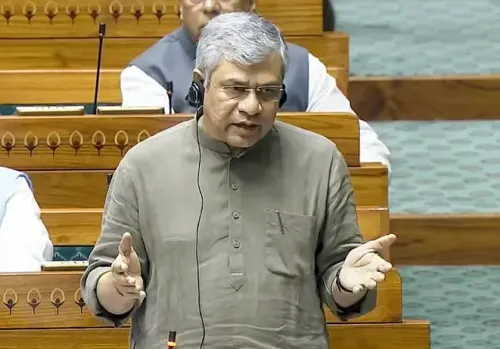 भारत का मोबाइल फोन निर्यात एक दशक में 127 गुना बढ़ा: अश्विनी वैष्णव का बयान